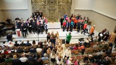 Sædalen kyrkje var fylt til randen på vigslingsgudstenesta 3. november 2024. Her er søndagsskulen på veg ut før preika.