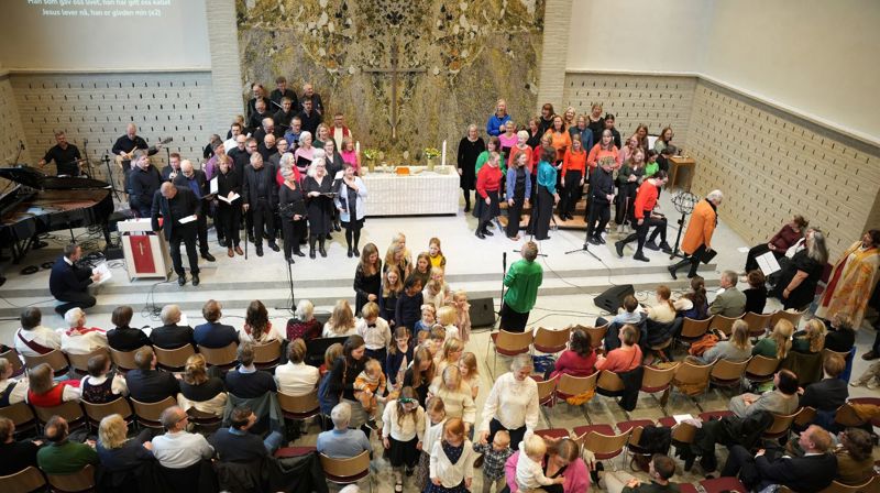 Sædalen kyrkje var fylt til randen på vigslingsgudstenesta 3. november 2024. Her er søndagsskulen på veg ut før preika.
