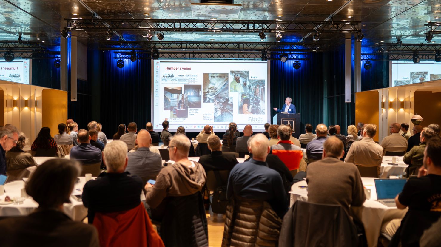 Fullt hus på konferansen om teglsteinskirker i Bergen 2026. Her innleder kirkebyggsjef i Bergen, Arne Tveit, om hva vi har lært så langt i rebabiliteringen av Johanneskirken.