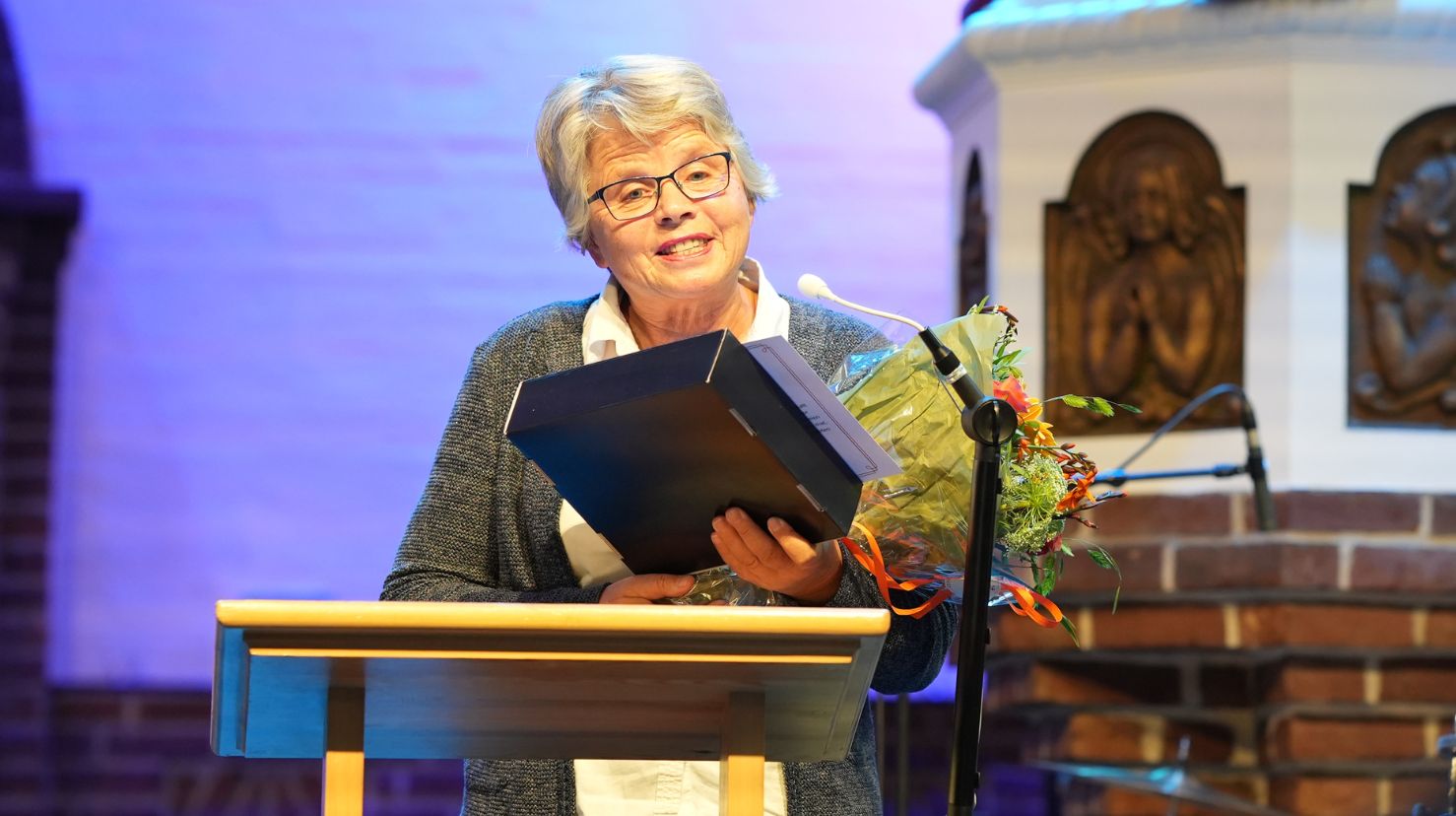 Tone Høylandskjær vant prisen for Årets frivillig 2023 for arbeidet sitt med Y-klubben i Ytrebygda kirke, en klubb for voksne med utviklingshemming. Her under prisutdelingen i St. Jakob kirke.