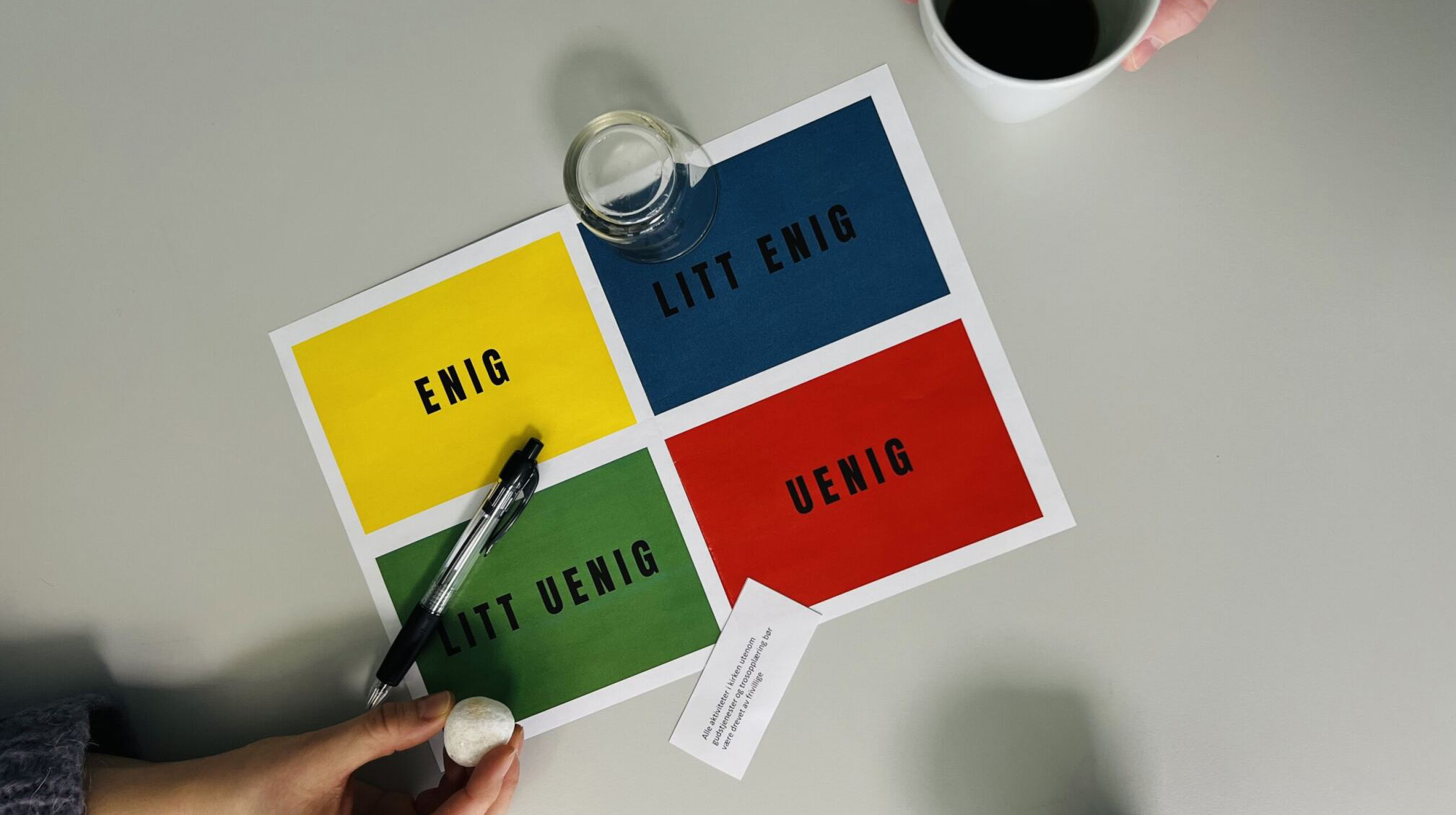 Deltakerne blir engasjert i samtalespill i løpet av samlingene. Her ser vi et bord fult av gule Post-It lapper fra en tidligere samling. 