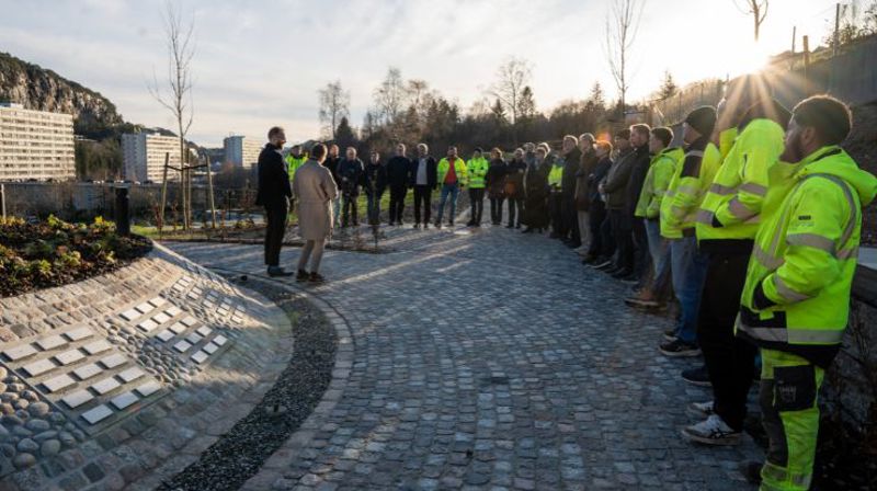 Byråd Reidar Digranes åpnet den nye navnede minnelunden på Loddefjord gravplass 13. november 2025.