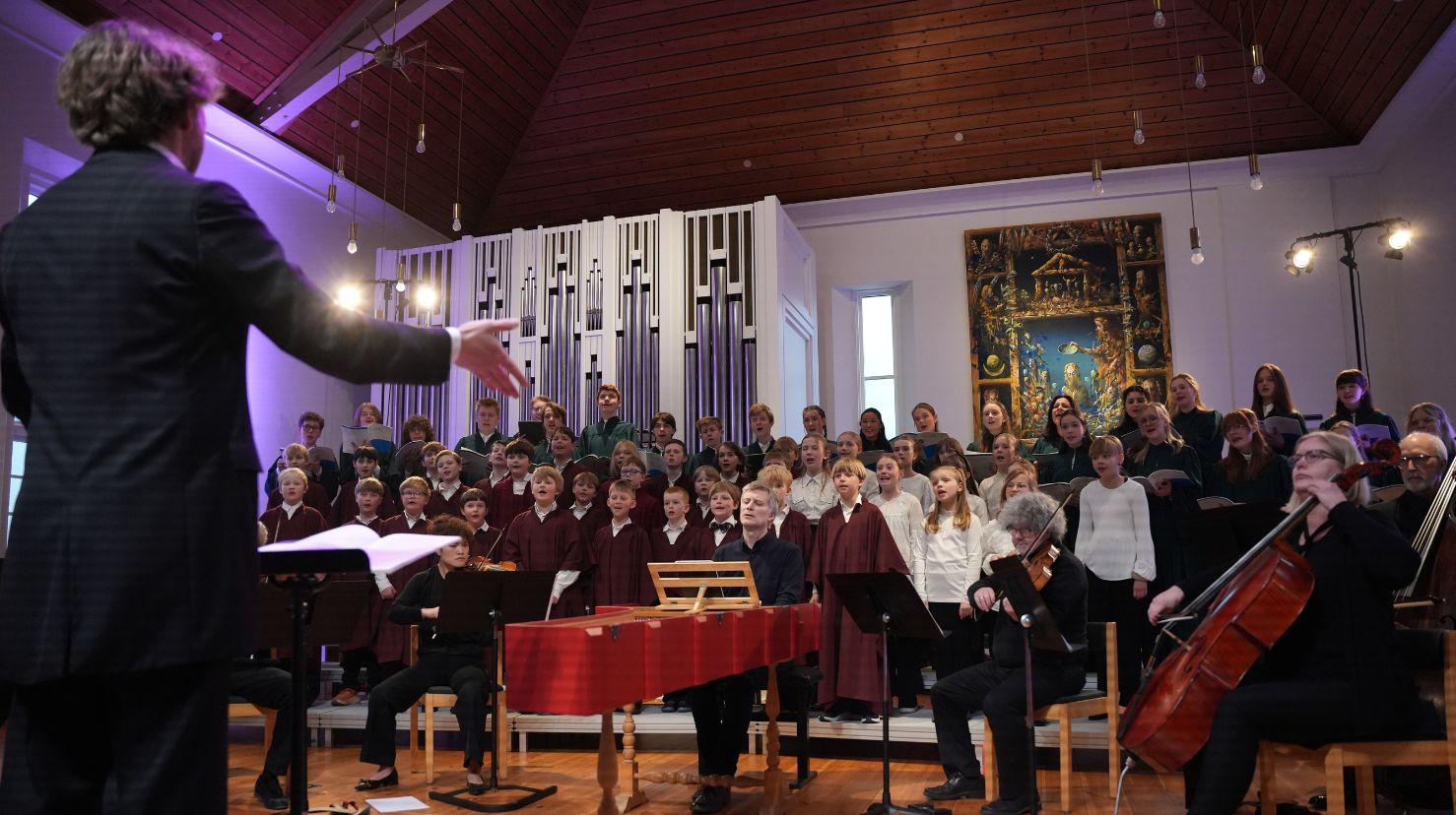 Dirigent Knut Christian Jansson foran Fridalens gutte- jente- og ungdomskor. På Påskefestkonserten spilte også et helt barokkorkester.