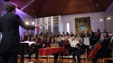 Dirigent Knut Christian Jansson foran Fridalens gutte- jente- og ungdomskor. På Påskefestkonserten spilte også et helt barokkorkester.