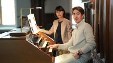 Mariko Takei Myksvoll underviser flere unge voksne som en del av stillingen sin som kantor i Johanneskirken. Her er hun sammen med 20-årgamle Jørgen Moland for å øve til en konsert.