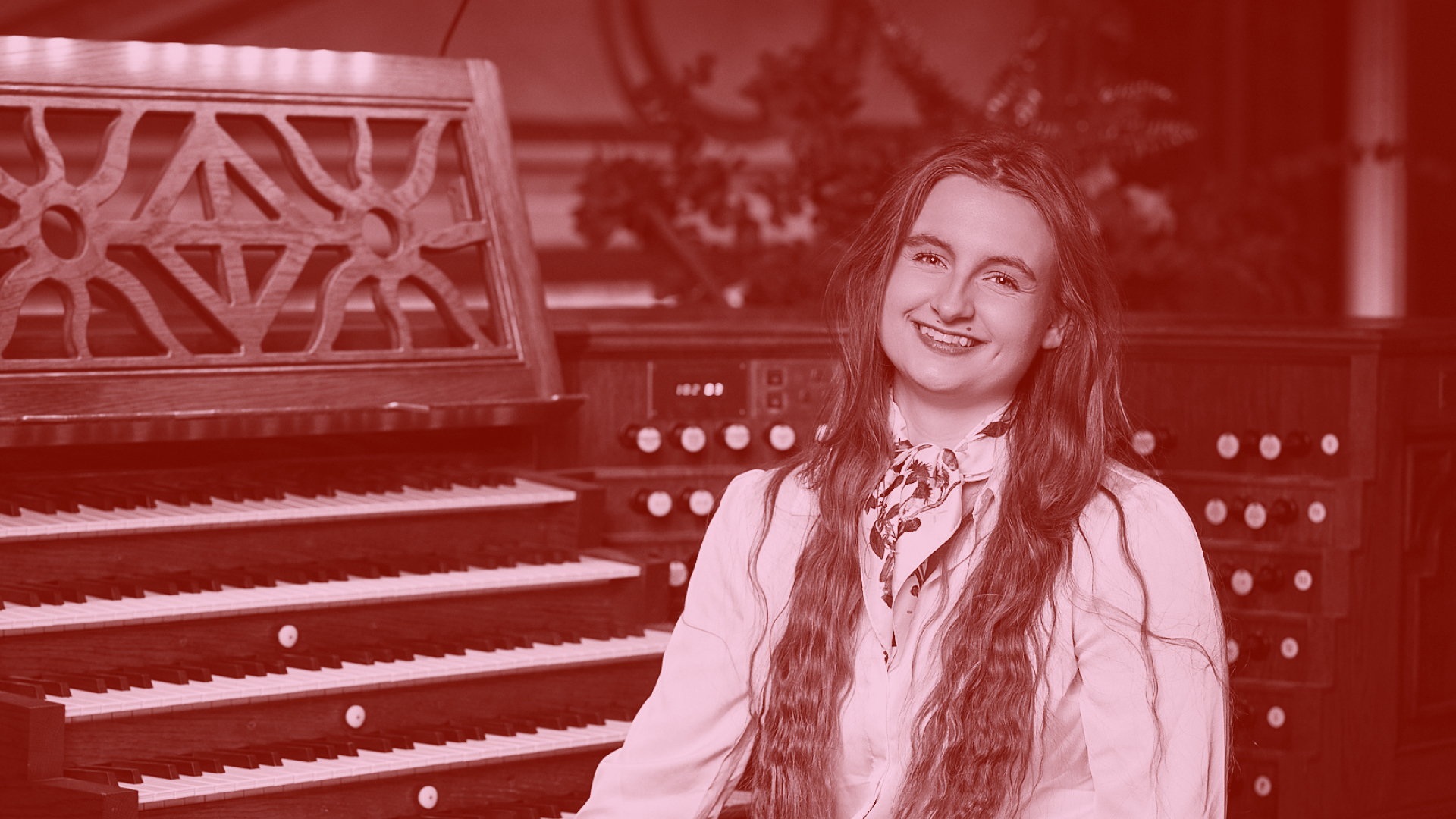 Dame foran orgel