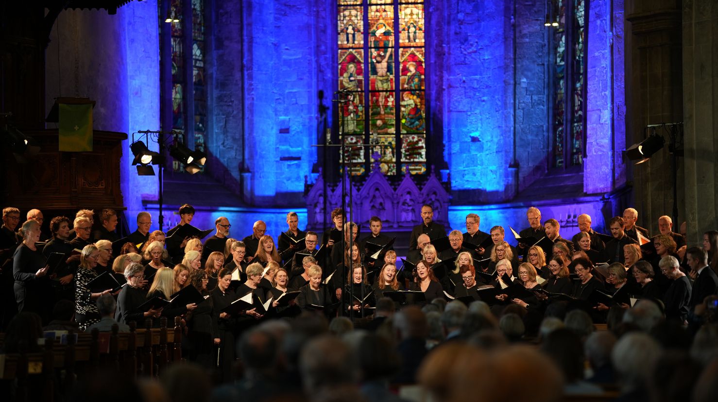 Hele koret med alle de over hundre sangere kom på plass på slutten av konserten. Det ble en mektig feiring av kirkemusikken!