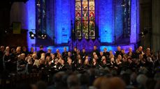 Hele koret med alle de over hundre sangere kom på plass på slutten av konserten. Det ble en mektig feiring av kirkemusikken!