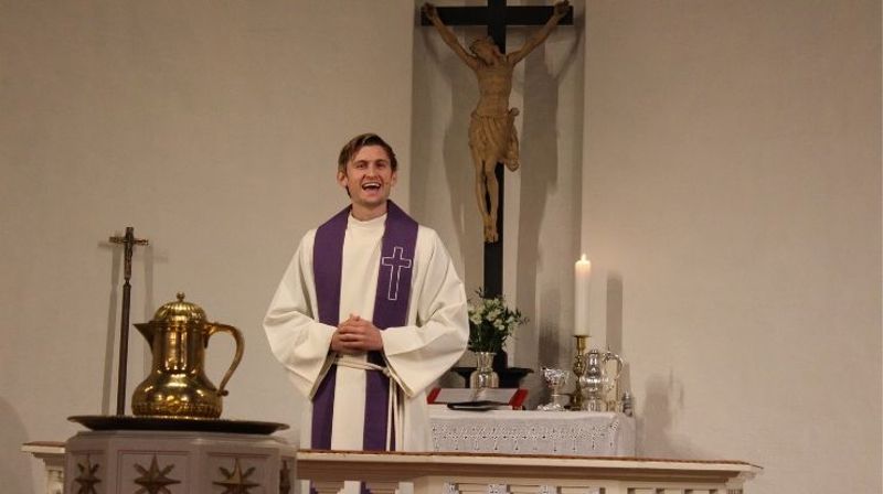 Thor Haavik har nå startet i jobben som kapellan i Salhus menighet. Han har vært å se på TV2 i høst i realityprogrammet Farmen. Foto: Jostein Hordvik