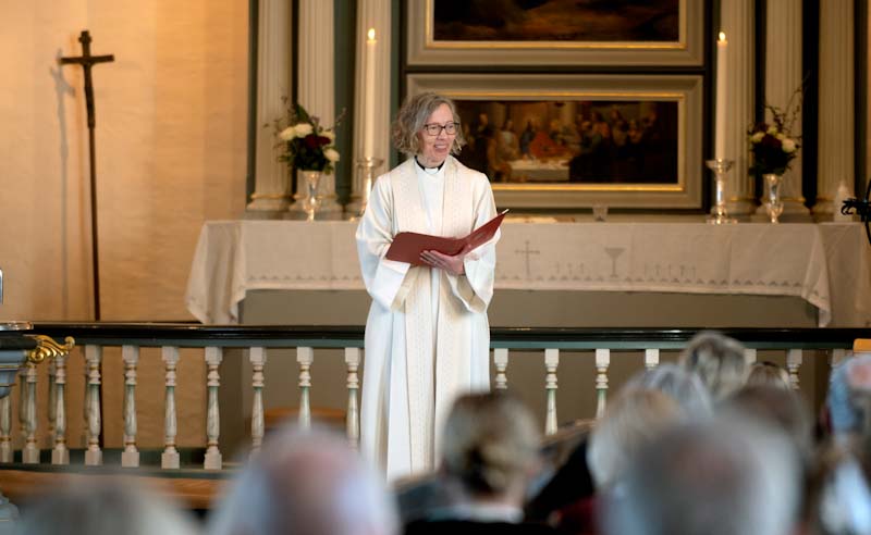 Sokneprest Kristin Hjertaker forrettar på dei fleste NRK-gudstenestene frå Arna kyrkje. Foto: Odd Mehus 