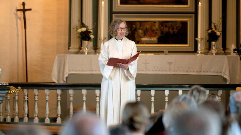 Sokneprest Kristin Hjertaker forrettar på dei fleste NRK-gudstenestene frå Arna kyrkje. Foto: Odd Mehus