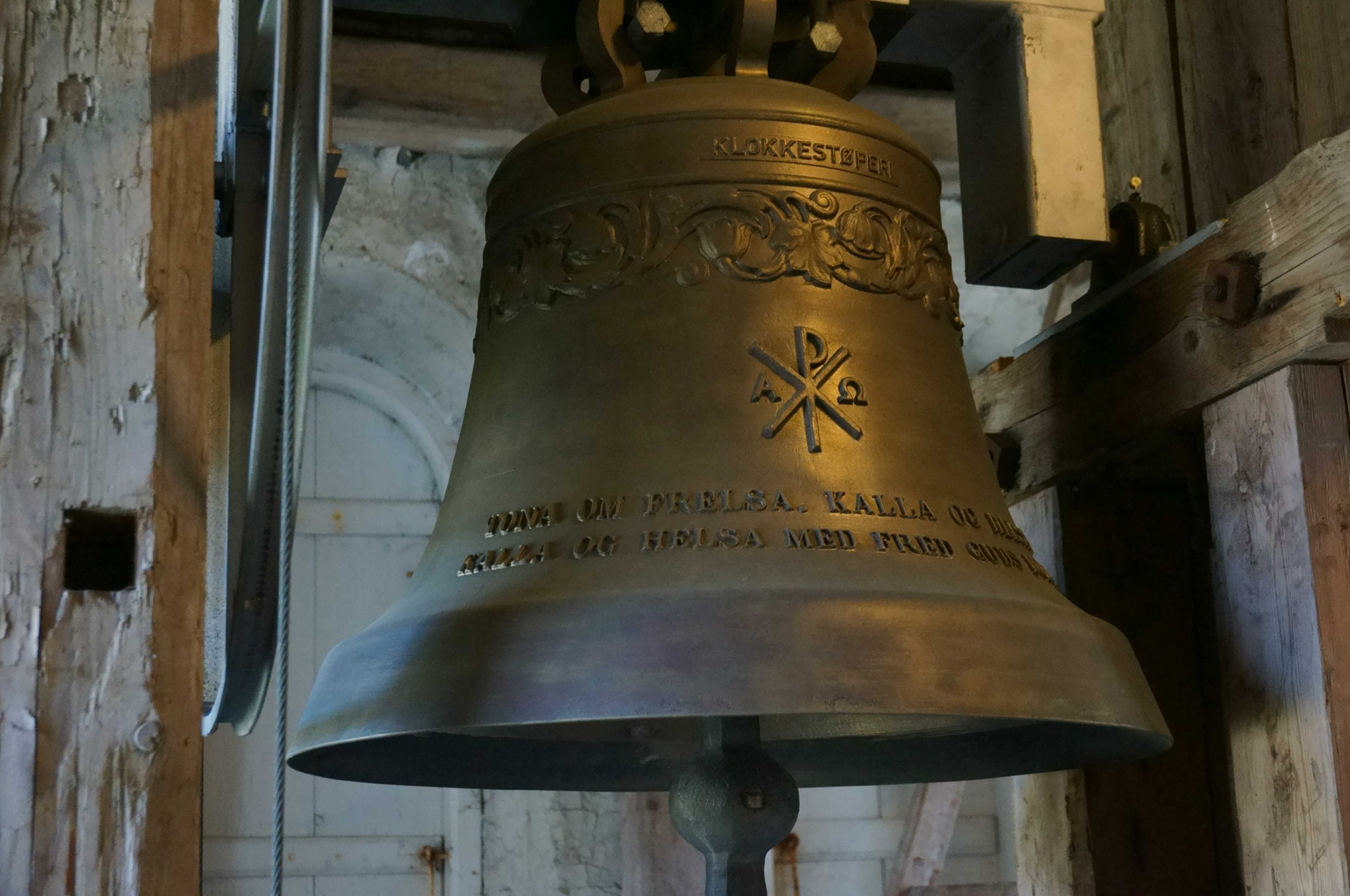 Store kyrkjeklokker heng i tårnet