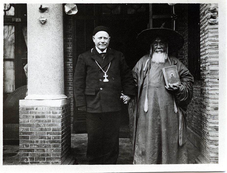 FOTO: Areopagos - bilde av Reichelt hånd i hånd med en daoistmunk.