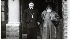 FOTO: Areopagos - bilde av Reichelt hånd i hånd med en daoistmunk.