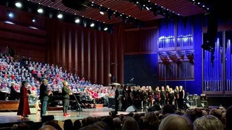 PRISUTDELING: Eirin Beate Åserud-Løvlid på scenen i Oslo Konserthus sammen med Bergen Domkirkes Jentekor under mottakelsen av den gjeve Alle-kan-synge-prisen 2019. FOTO: Bergen Domkirkes Jentekor