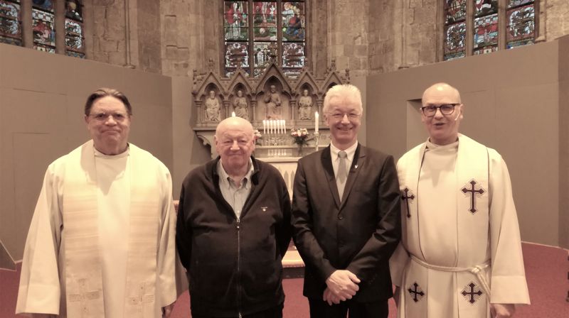 F.v: Sogneprest Hans Jørgen Morvik, leder i menighetsrådet Rune Valderhaug, fylkesordfører Jon Askeland, domprost Gudmund Waaler. Foto: Ann-Elin Dyrøy