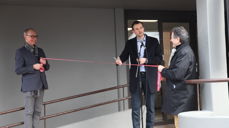 Statsråd Kjell Ingolf Ropstad fikk æren av å klippe snoren og foreta den offisielle åpningen av Kirkens Hus. FOTO: Anne Merete Solbakken