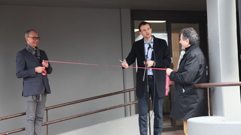 Statsråd Kjell Ingolf Ropstad fikk æren av å klippe snoren og foreta den offisielle åpningen av Kirkens Hus. FOTO: Anne Merete Solbakken