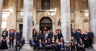 St.Sunniva kammerkor på tur. Oppstilt i trapper utenfor offentlig bygning.