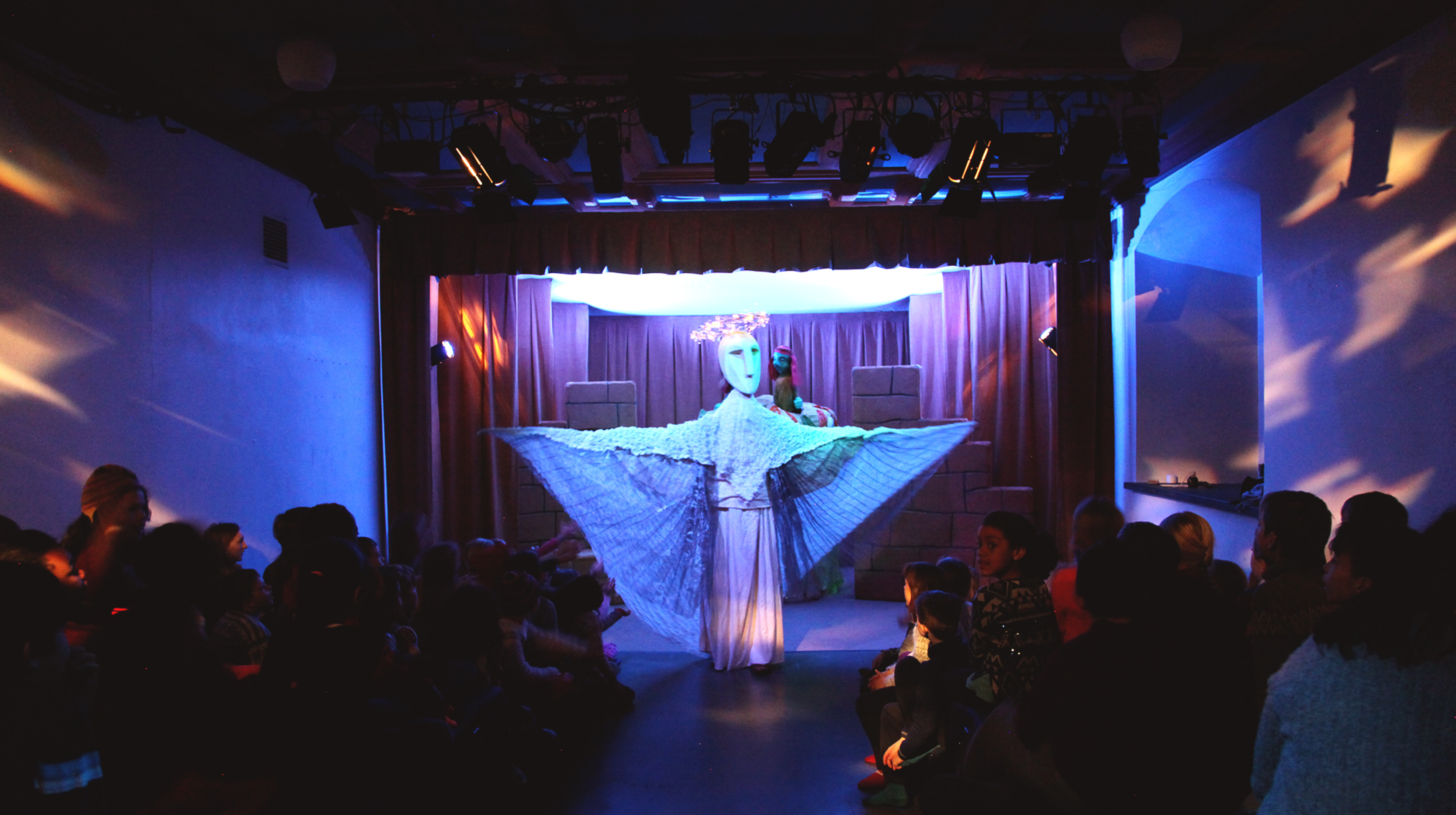 Den STORE engelen fra forestillingen "Juleevangeliet". Arkivfoto fra 2018. Foto: Anne Merete Solbakken