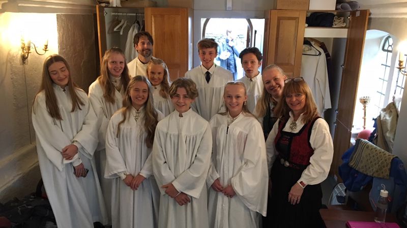 Spente konfirmanter i Mariakirken før konfirmasjonsgudstjenesten.