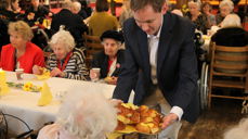 Domkantor Sigurd Melvær Øgaard serverer påskeboller under påskekonserten for eldre i Bergen domkirke.