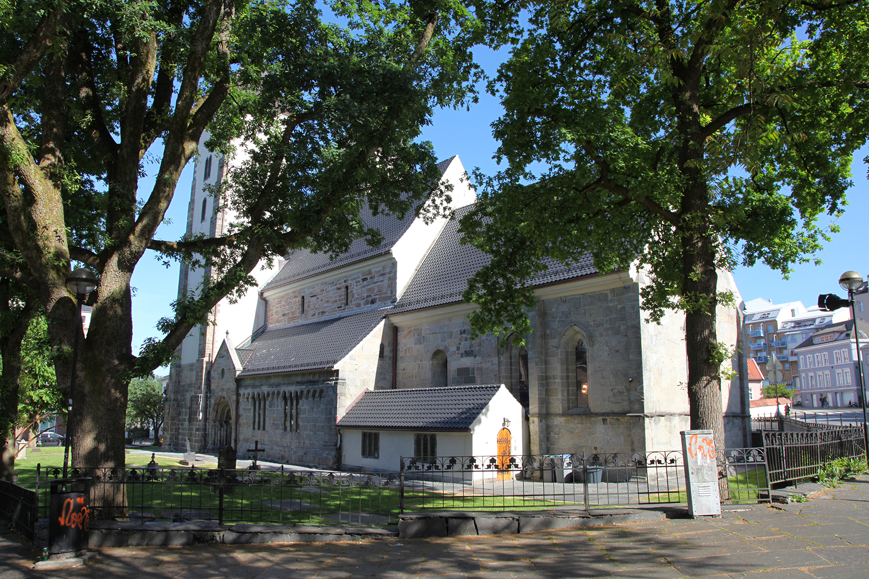 Mariakirken i Bergen sett fra utsiden i solskinn.