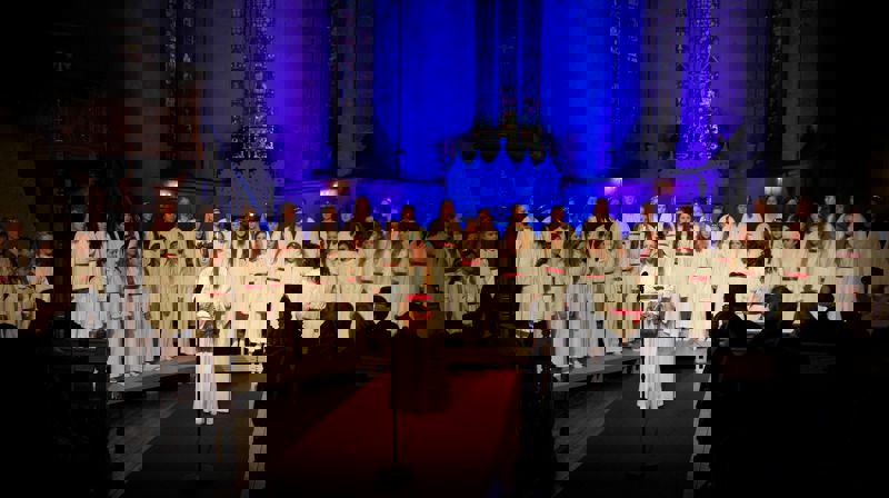 Jentekoret under den tradisjonelle Luciakonserten i Bergen domkirke.