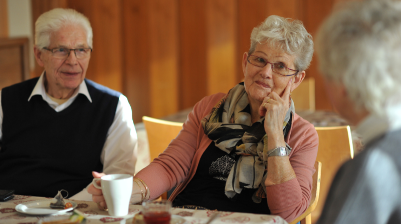 Det er hyggelig å stikke innom nabokafèen for vafler, kaffe og en prat med de andre gjestene. Foto: Gyrid Cecilie Nygaard.