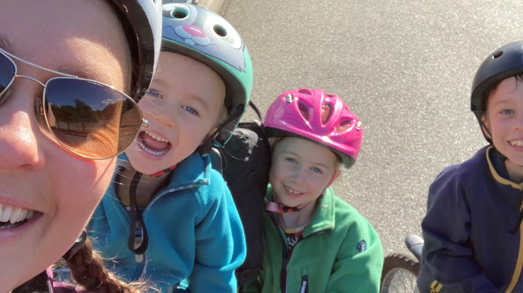 Sykkeltur i nærmiljøet er gøy for både små og store. Foto: Hilde Enes