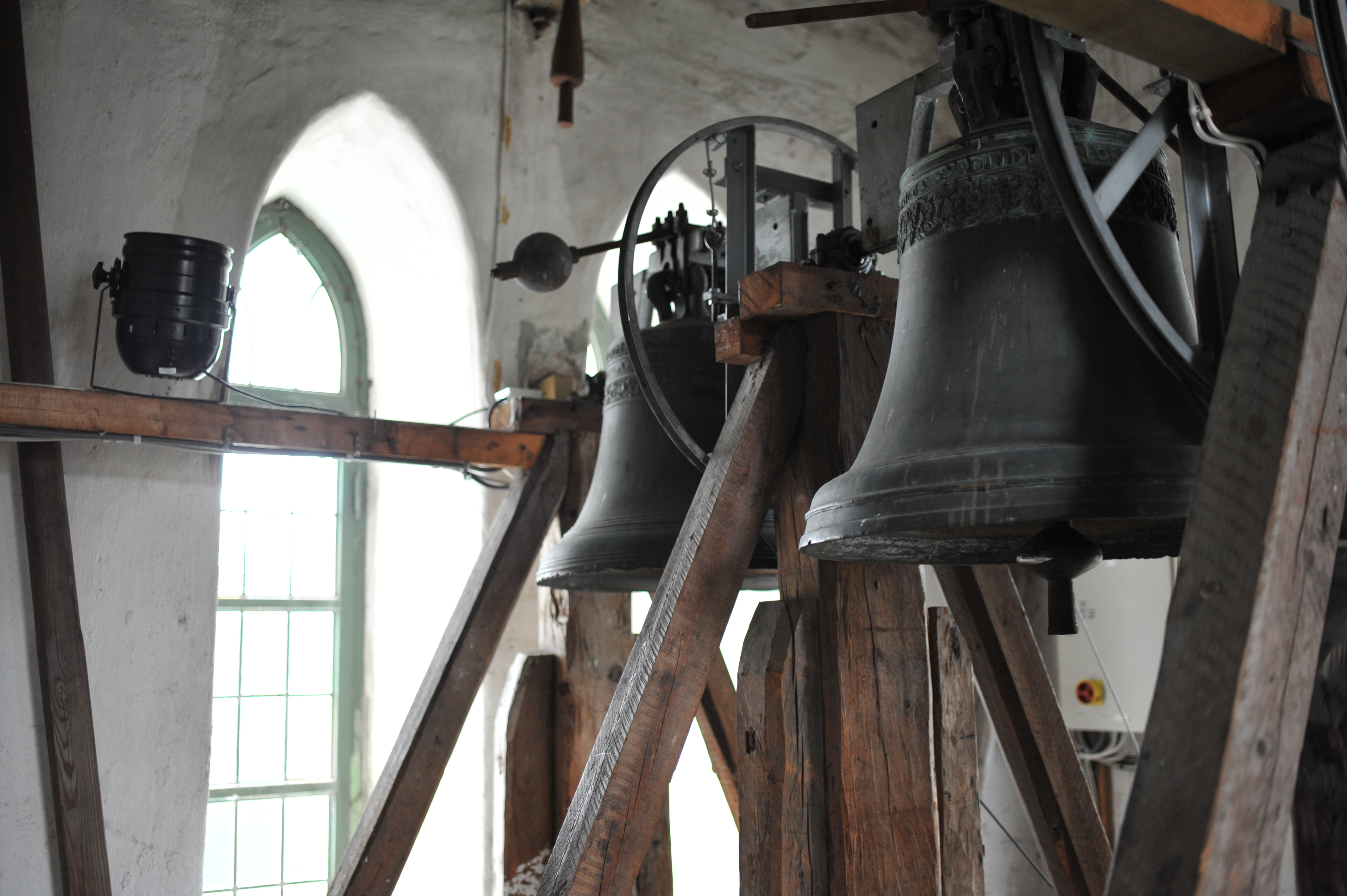 Det er tre kirkeklokker i tårnet i Birkeland kirke. Disse to er fra 1637 og 1665. Klokkestøperen Evarhardus Splinter fra Nederland har satt sitt navn på klokken til venstre, og Hans Meyer har laget den klokken til høyre, med innskripten SOLI DEO GLORIA IN EXSELSIS DEO - Gud alene æren, Gud i det høyeste. Foto: Gyrid Cecilie Nygaard