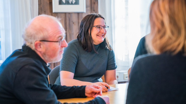 I fellesskapsgrupper samles man over et måltid og en bibeltekst. Foto: kirkerådet. 