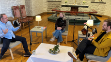 Fra studio i kirken. Frode Thuen pratet engasjert om koronapandemien og hvordan dette året har påvirket ungdommene. Foto: Ketil Seime.