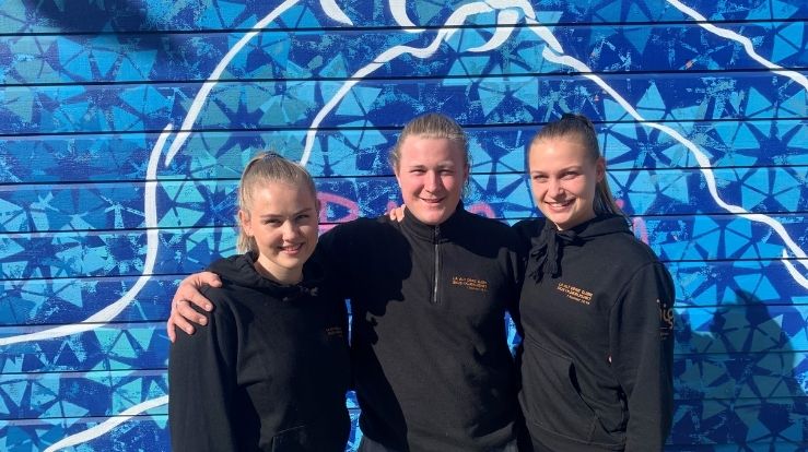 Studentene fra Grimstad Bibelskole: Marte, Adrian Oscar og Sofia. 