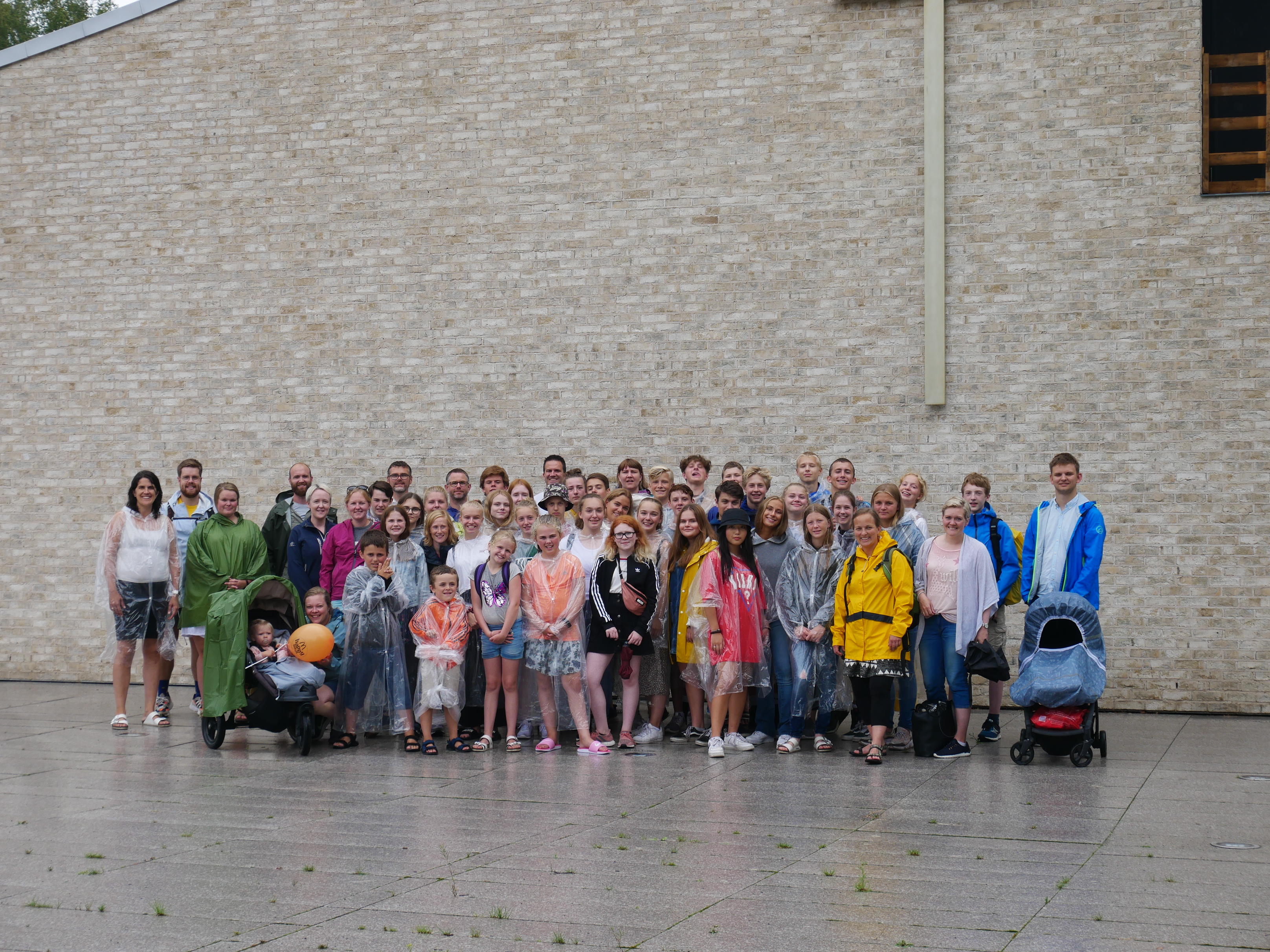 Ungdommer og ledere fra Birkeland, Sædalen og Os menigheter samlet i Mustamäe. Foto: Anna Skjælaaen.
