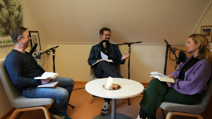 Crewet i Søndagspodden i aksjon. Her samtaler Andreas og Gyrid Cecilie med prest Leidulf Øy. Ketil Seime, lydmann, sitter ved miksepulten og sørger for god lyd. Foto: Ketil Seime. 