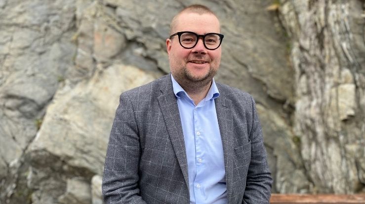 Frem til høsten er Trygve Eiken vikarprest i Sædalen menighet. Neste sommer er han ferdig med studiene og kan bli ordinert til prest. Foto: Astrid Dalehaug Norheim