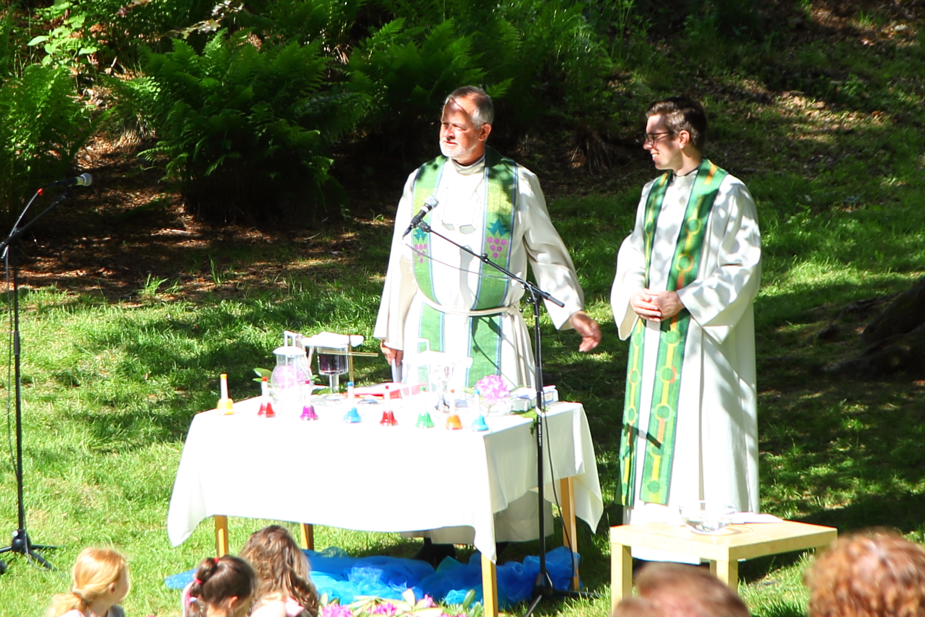 – Takk for alt du har beriket Eidsvåg med, sa sogneprest Børge Ryland (til venstre) under avskjedsgudstjenesten for Johnny Leikvoll Drabløs (til høyre). Foto: Henning Andreassen