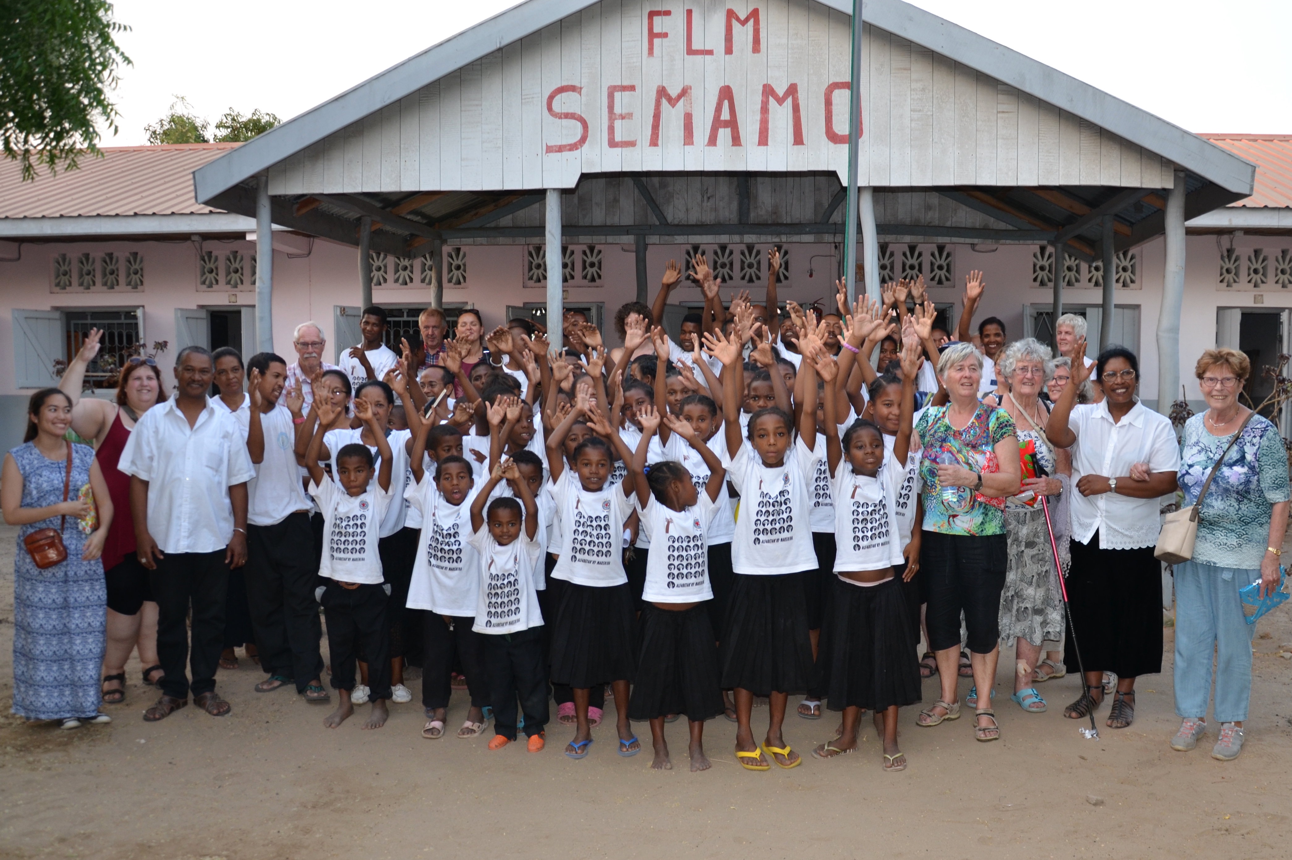 BESØK PÅ DØVESKOLEN: Elever og norske gjester på trappa foran døveskolen i Morondava.