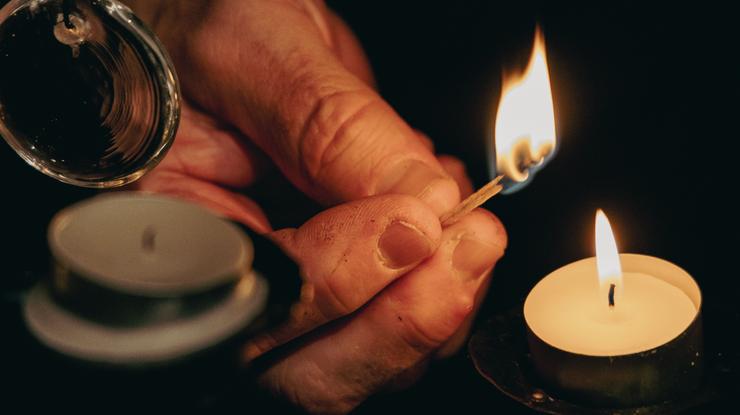 Tenning av lys. Foto: Kirkerådet