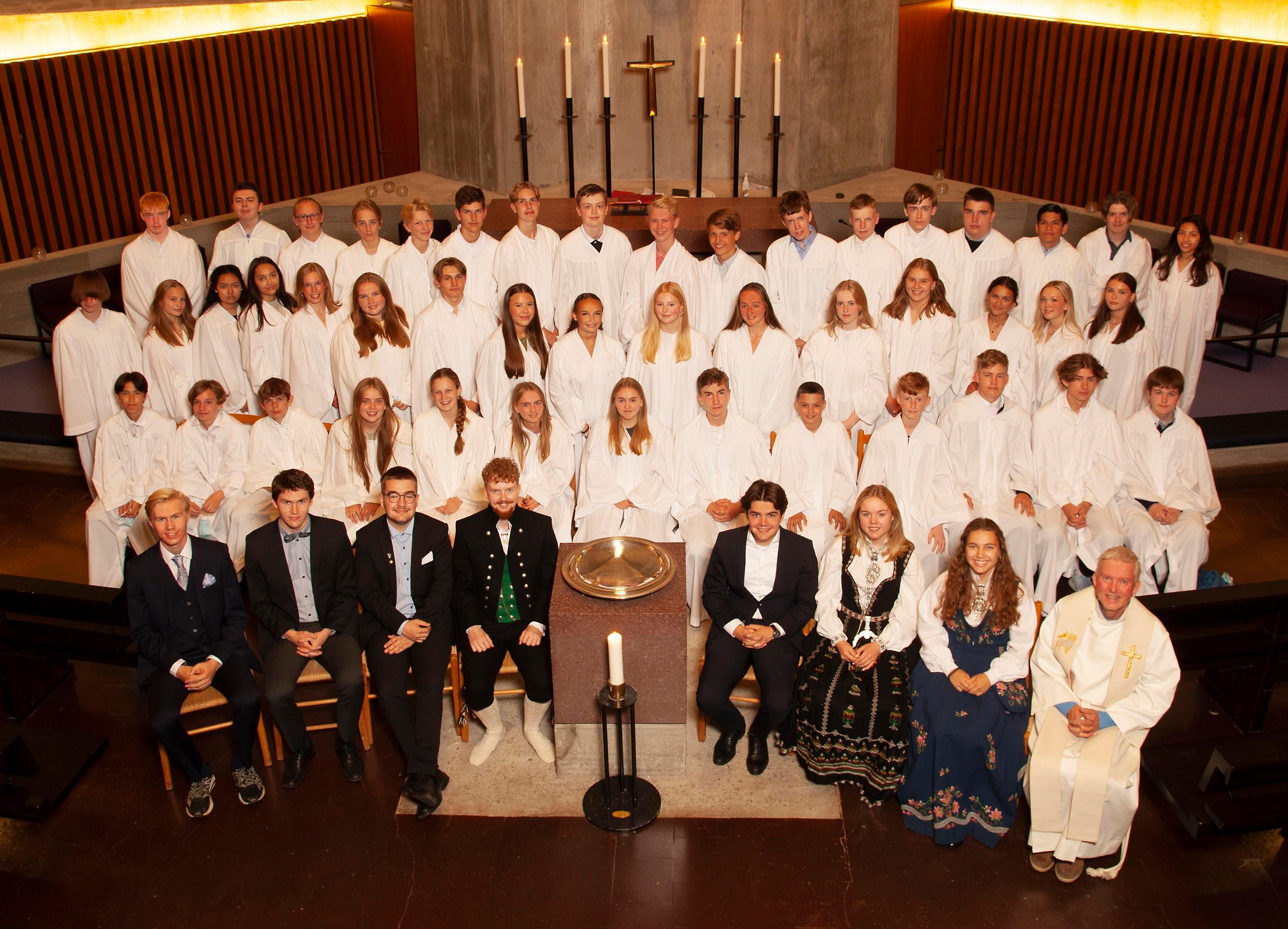 Foto av årets konfirmantkull / av fotografene Kjersti+Steinar