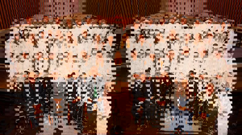 Foto av årets konfirmantkull / av fotografene Kjersti+Steinar