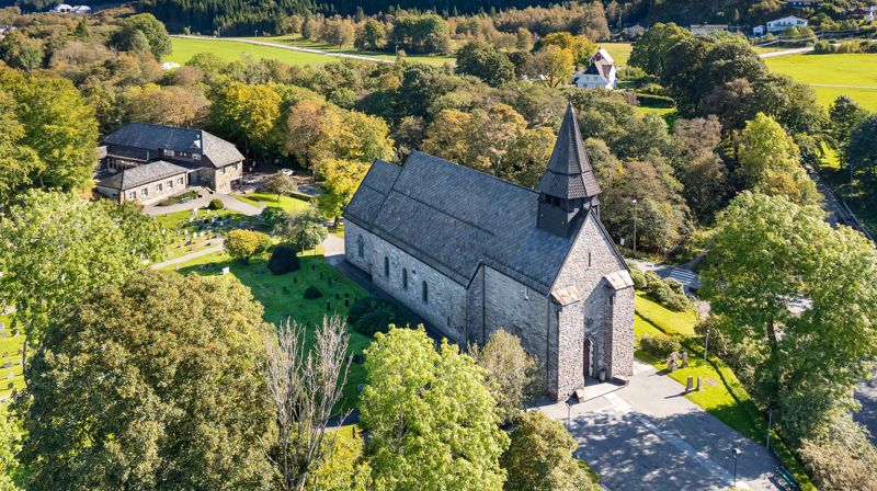 Dronebide av Fana kirke. Foto: Lars Kristian Steen