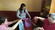 Utdeling av klær fra gjenbruksrommet i en barnehage