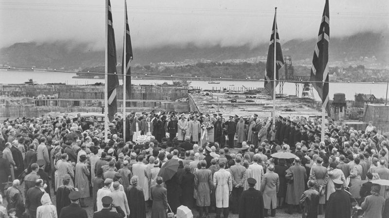 Bildet er hentet fra Uib sine spesialsamlinger, tatt av fotograf Gustav Brosing. Minnestøtte på Laksevåg 1947