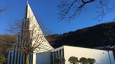 Landås kirke med Landåsfjellet i bakgrunnen