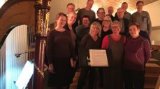 Kirkekoret og musikerne gleder seg til å musisere sammen på radio.