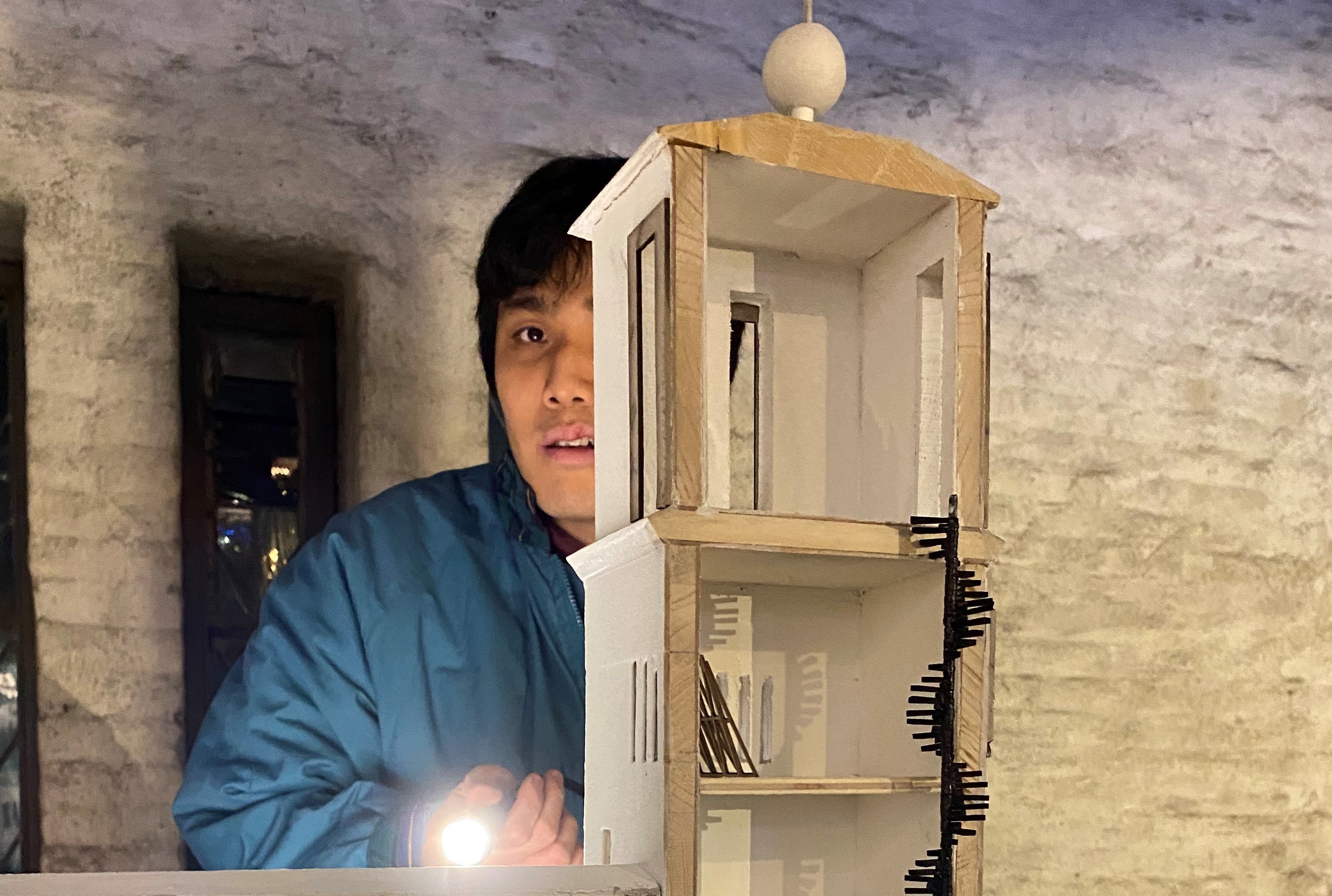 Arkitektstudent Kevin Maung Aye i klokketårnet i st. Markus.