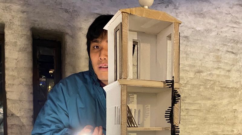 Arkitektstudent Kevin Maung Aye i klokketårnet i st. Markus.