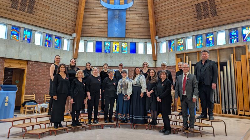 Damekor Vest oppstilte i eit kyrkjerom